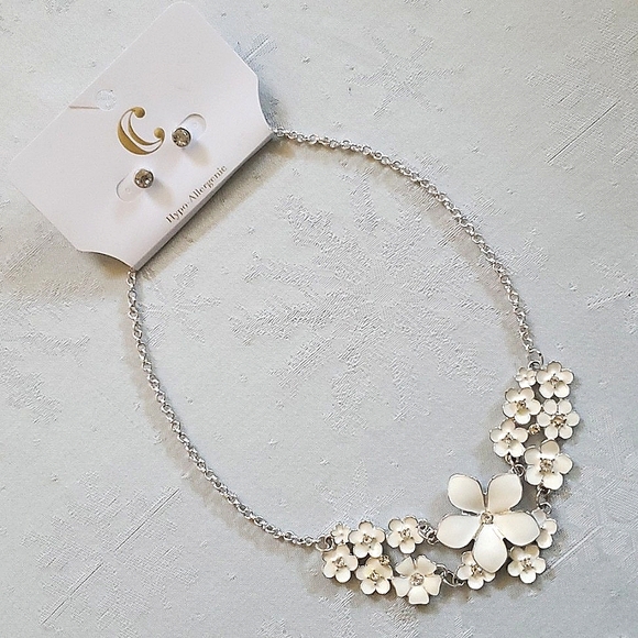 NIP New Charming Charlie Cream White & Silver Color Floral Necklace/Earrings Set - Picture 1 of 5